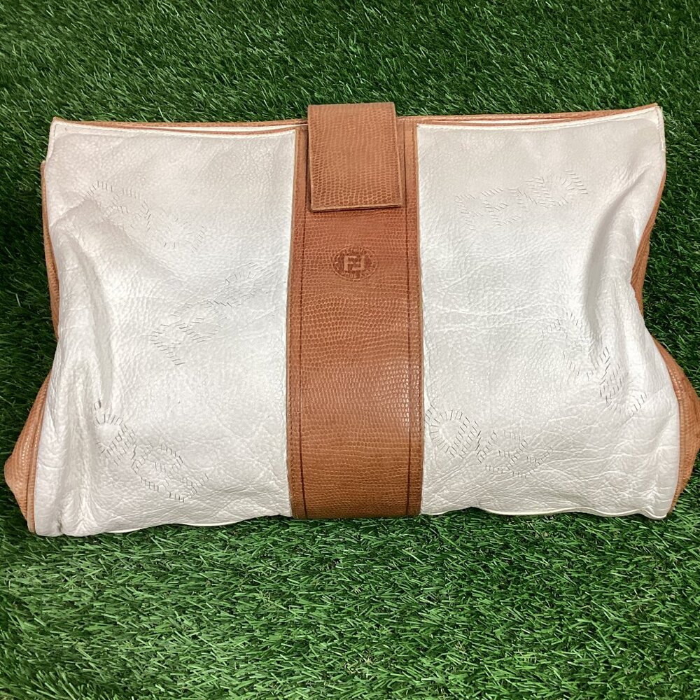 Fendi Baguette Clutch Serrated "fendi" in Leather White Tan